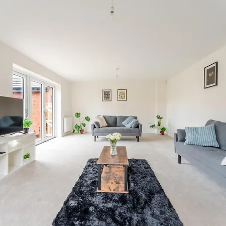 Stoke Gifford House Ideal For Contractors & *