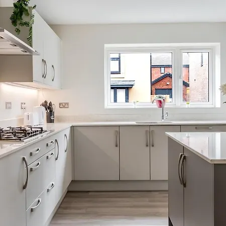 Stoke Gifford House Ideal For Contractors &