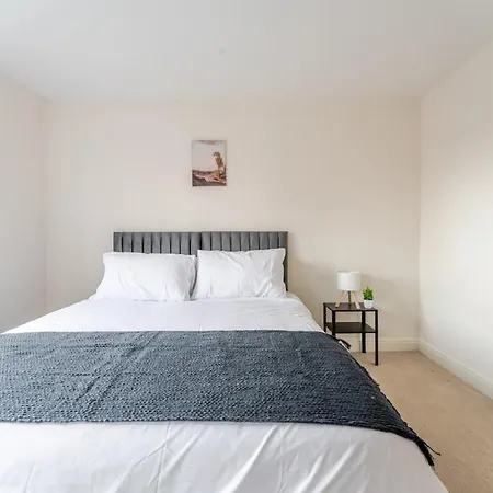 Stoke Gifford House Ideal For Contractors & * Bristol