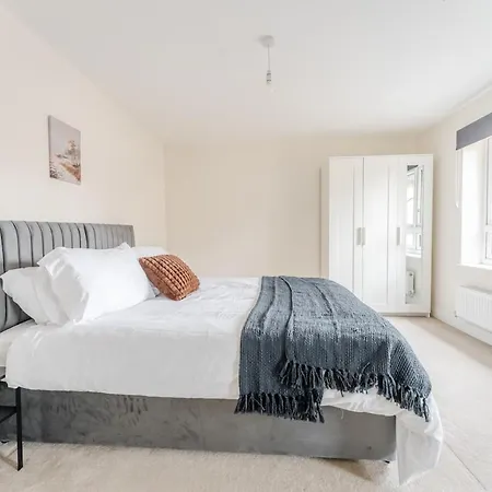 Stoke Gifford House Ideal For Contractors &