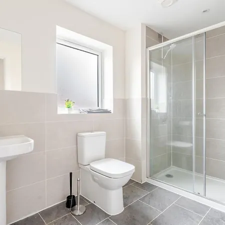 Stoke Gifford House Ideal For Contractors & *